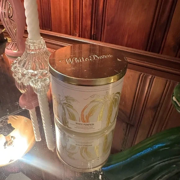 Bath & Body Works White Pumpkin Candle with Gold Lid - Picture 1 of 3